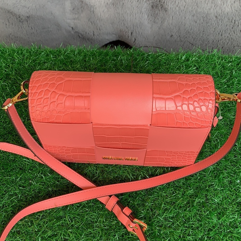 MICHAEL KORS MERCER SM CLUTCH XBODY GRAPEFRUIT - Picture 4 of 15